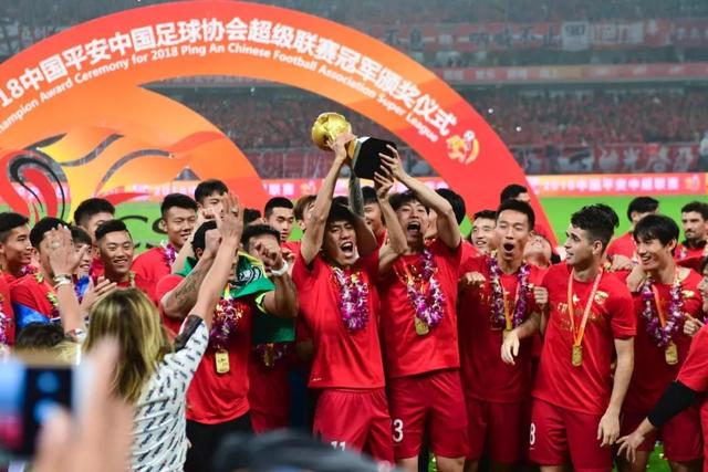 记者：莫德里奇接近再留米兰一年，阿莫林曾联系球员